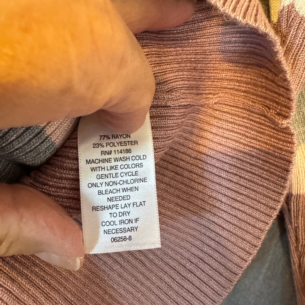 Liz Claiborne Ribbed Sweater in Cream and Pink. Excellent Condition. - Picture 4 of 5